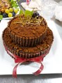 ミル(Mille) 2段チョコケーキ。小枝を付けてリボンを巻くとゴージャス！
