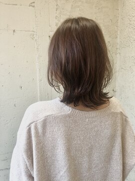 ペネロープ(Penelope) ［新宿］ミディアムレイヤー/外ハネ/クリアベージュ