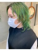 グリーンカラー、ウルフカット、ブリーチ、ルーツカラー