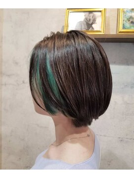 グラフ(GLaugh) フェイスフレーミング風インナーカラーショートボブ