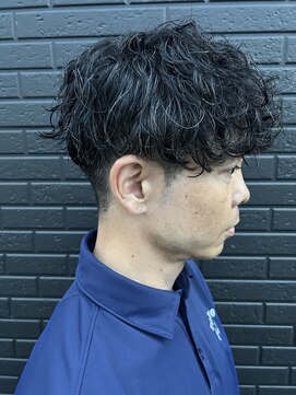 ヒュイル バイ ニアウ(Hwyl by Niau) メンズマッシュパーマ波巻スパイラルパーマニュアンスパーマ