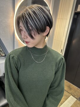 ジゼル(GiseL) ショートカット シルバーカラー 白髪ぼかし ダブルカラー