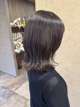 イロハ(iroh) 伸ばしかけヘア/外ハネスタイル/頭浸浴