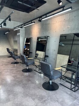 少人数の落ち着いた空間の中でヘアケアを受けられる*マンツーマン施術なので丁寧な接客と居心地の良さが◎