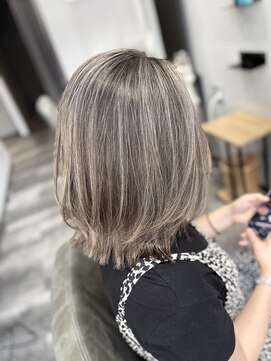 エスト 小倉(est) 白髪ぼかしハイライト/ミディアムレイヤー/ブリーチ/髪質改善