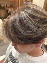 ラシェヴー(LA CHEVEU)&nbsp;センターパート×ツーブロ×ハイライトカラー