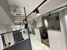 エクシア(EXCIA)の雰囲気（開放感のある店内に半個室のプライベート空間♪）