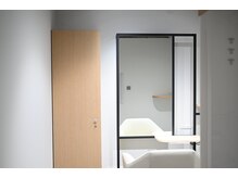 各個室内に鍵付きロッカーがありますのでご利用ください。