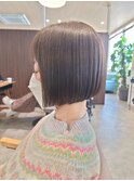 透け感ミントベージュの前下がりミニボブ