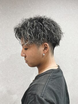 ツーブロックモテるスーツ短髪シークレットパーマ流行