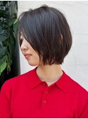 14582黒髪アッシュオリーブグレージュ耳かけ前下がりボブ