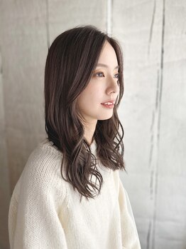 マーブルズ 横浜店(marbles)の写真/白髪をぼかすハイライトで絶妙な抜け感を実現！伸びた時に目立ちにくいのも嬉しい◎【横浜駅徒歩2分】