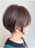 丸みショートボブ顔周りカットミルクティーベージュ前髪カット