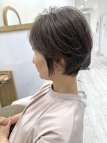 アドラーブル ココロ 新潟(adorable CoCoLo) 脱白髪染めグレイヘア白髪ぼかし/ショートボブ
