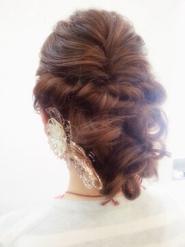 ディー(dee) dee ルーズねじり編み込みアレンジ