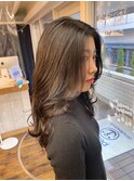 毛流れが綺麗なセミロングスタイル
