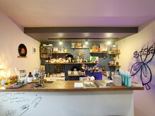ヘアーグローニーマルイチ(Hair GloW 201)の雰囲気（BARカウンターのあるお洒落な店内）
