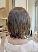 表参道ミディアムストレートニュアンスカラーアッシュグレー30代