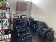 ヨーク(YOHC)の雰囲気（【店内写真２】シャンプースペース。右側はヘッドスパ専用です）