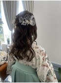 顔周りを少し残した華やかハーフアップ