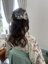 ドルフィン 顔周りを少し残した華やかハーフアップ