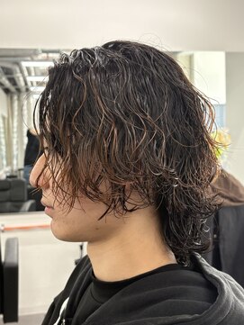 レボ 神宮寺店(Revo) メンズミディアムスタイル。サーフカールスタイル