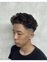 インフィニィト ネオ(INFINITO NEO)&nbsp;強めのカール感を活かした、無造作なフェード×カーリースタイル