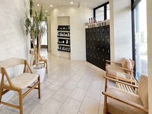 アース コアフュールボーテ 松本庄内店(EARTH coiffure beaute)の雰囲気（待合ウッドとベージュ色の明るい待合。撮影場として人気です。）