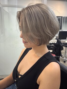 グロウオモロマチ(GLOW OMOROMACHI) GLOW#ショートカット#ハイトーンカラー#ダブルカラー