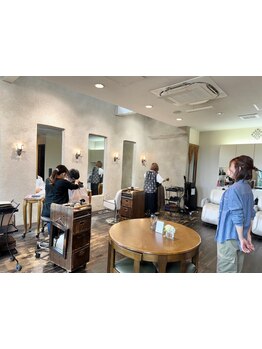 大通りから一本入った小道にたたずむ一軒家サロン☆北欧を思わせる空間に、可愛いファニチャーや小物たち♪