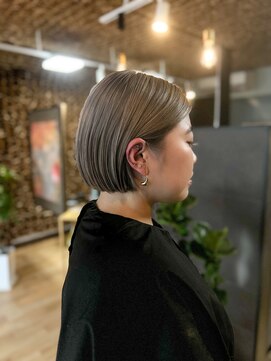 クラフト バイトウキョウ(KRAFT. by TOKYO) ミニボブ/ハイトーンカラー/グレージュ/耳(ツボ)ジュエリー