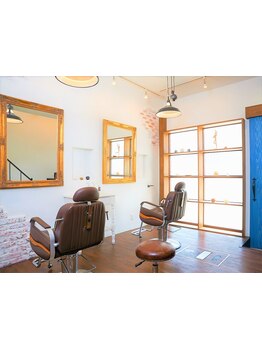 落ち着いた空間で、忙しい毎日を忘れて自分磨きの時間を楽しみませんか？魅力を引き出すお手伝いをします♪