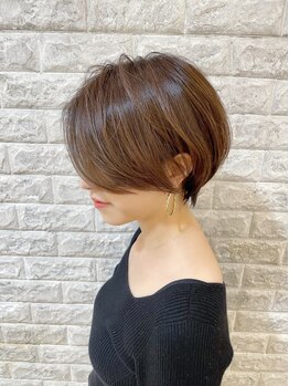 白髪を隠すだけじゃなく”活かす”スタイルも楽しめる大人のカラーリング。白髪染めも色んなカラーを提案◎