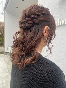 エス(es.) ミディアムハーフアップ