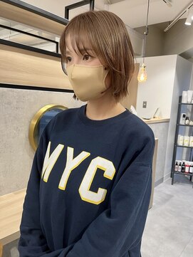 シー(thee) レイヤーボブとミルクティーベージュカラー