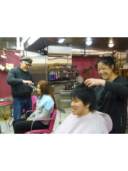 経験豊富なスタイリストがあなたの髪質を見極め、自宅でもお手入れしやすいスタイルを実現します！