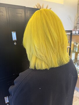 オリノ(olino) 高発色イエロー×切りっぱなしショートボブ