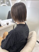 アカンサス バイ ミリー 高槻店(acanthus by milly)&nbsp;切りっぱなしボブと細めの白髪ぼかしハイライト　中山