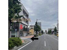 シェルパ(SHERPA)の雰囲気（駅近ですが駐車場完備。店舗横の道から入って頂くとすぐ！）