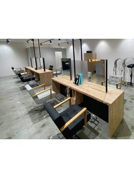 カフェ＆リゾートをイメージした開放的な空間が特徴のサロン♪きっとあなたもサロンの雰囲気が好きになる！