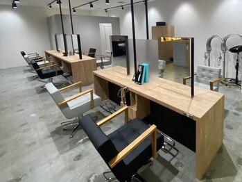 ギッシュ イオン小牧店(guiches)の写真/カフェ&リゾートをイメージした開放的な空間が特徴のサロン♪きっとあなたもサロンの雰囲気が好きになる!