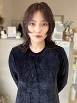 トナリ(tonari)&nbsp;センターパートウルフ　ミディアム　グレージュ【鹿児島中央】