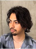 大人の波巻きスパイラルパーマミディアムロングメンズカットヘア