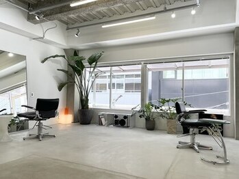 イナズマヘアー(INAZUMA HAIR)の写真/落ち着きある上質空間が魅力◎完全マンツーマンで寛げるプライベートサロン♪女性もメンズも幅広く対応！