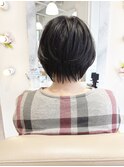 襟足浮く人のくびれショート