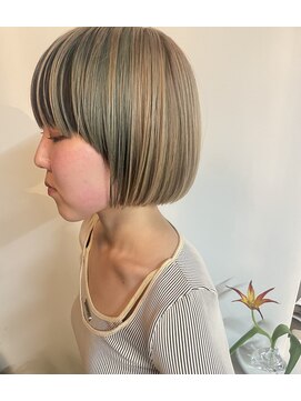 スイウ(suiu) ハイライトベージュ×ミニボブ
