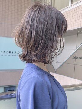 アンド ストーリーズ(&STORIES) 大人可愛い耳かけショートボブフォギーベージュ【江角力也】