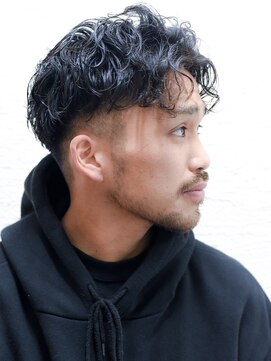 メリケンバーバーショップ コウベ(MERICAN BARBERSHOP KOBE) スーツ短髪ツーブロック束感モテる黒髪シークレットパーマ流し1