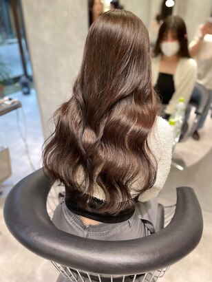 分厚いブロンドのハイライトが付いたチョコレートブラウンの髪