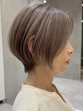 ソワネ 表参道(soigne) 表参道白髪ぼかしハイライト丸みショートボブアッシュグレー40代